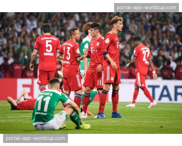 格拉纳达主场球迷在比赛第12分钟集体鼓掌，纪念已故俱乐部传奇